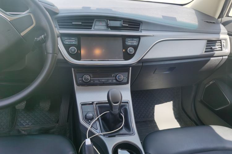 Used Geely Auto Emgrand GS 2016 Elegant Edition 1.8L Manual Fashion Model Center Console