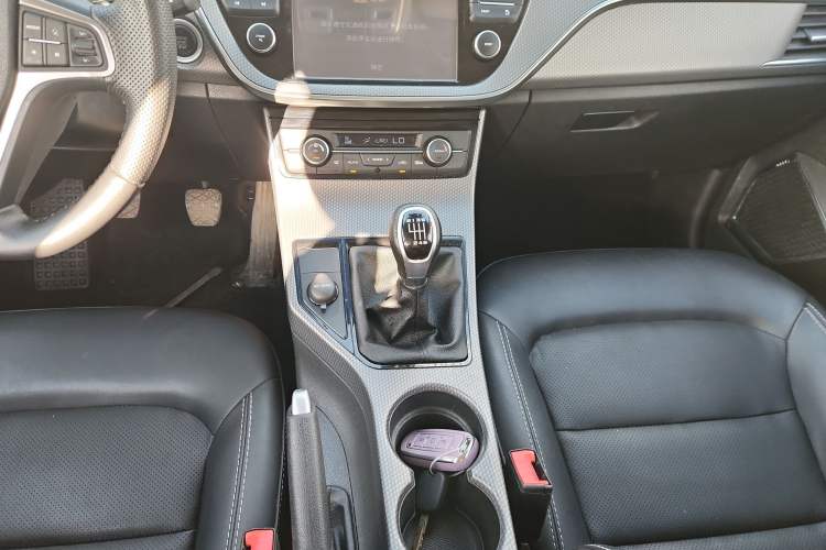 Used Geely Auto Emgrand GS 2016 Elegant Edition 1.3T Manual LingShang Model Gear Lever