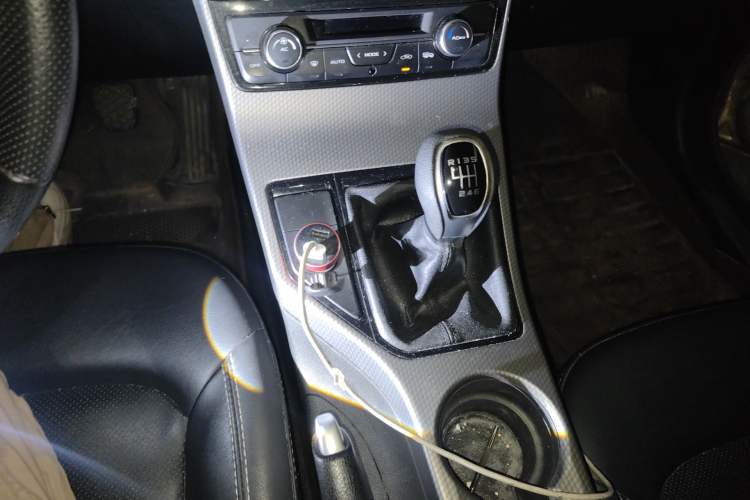 Used Geely Auto Emgrand GS 2016 Elegant Edition 1.3T Manual LingShang Model Gear Lever