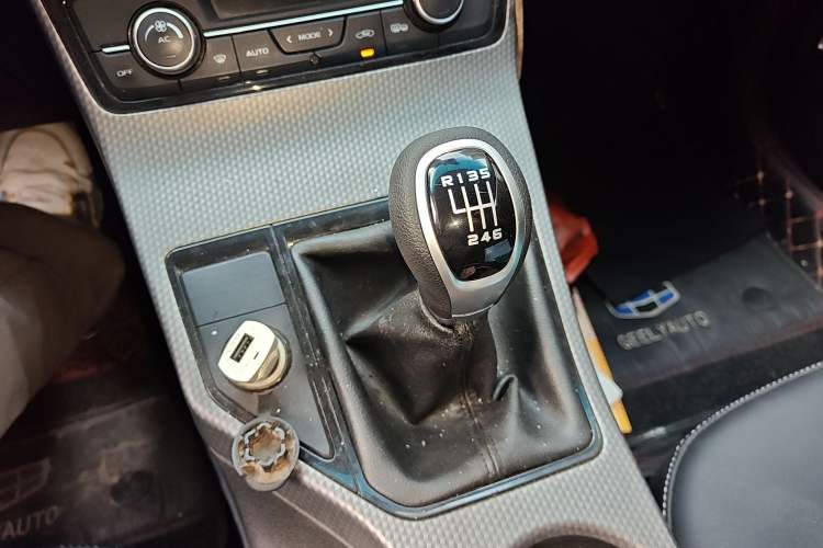 Used Geely Auto Emgrand GS 2016 Elegant Edition 1.8L Manual LingShang Model Gear Lever