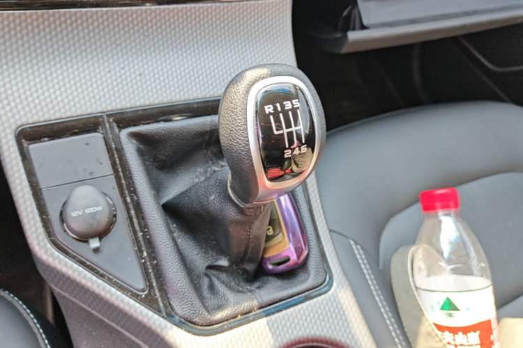 Used Geely Auto Emgrand GS 2016 Elegant Edition 1.3T Manual LingShang Model Gear Lever
