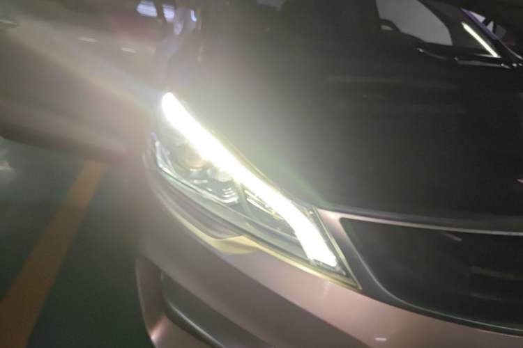 Used Geely Auto Emgrand GS 2016 Sport Edition 1.3T Automatic LingShang Model Right Front Headlight