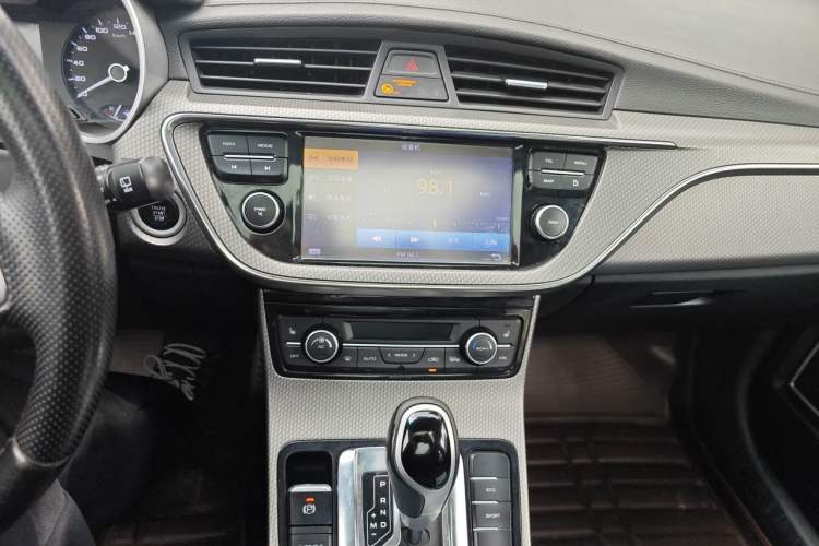 Used Geely Auto Emgrand GS 2017 Sport Edition 1.3T Automatic Smart Connectivity Model Audio And AC Panel