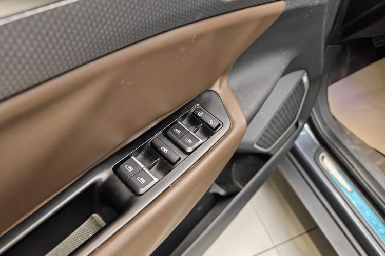 Used Geely Auto Emgrand GS 2017 Sport Edition 1.3T Automatic Smart Connectivity Model Interior 11