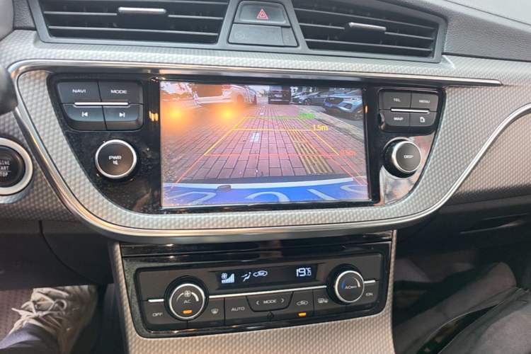 Used Geely Auto Emgrand GS 2017 Elegant Edition 1.3T Automatic Smart Connectivity Model Audio And AC Panel