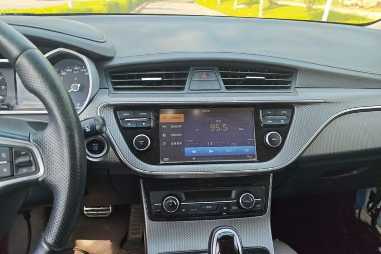 Used Geely Auto Emgrand GS 2017 Sport Edition 1.3T Automatic Smart Connectivity Model Audio And AC Panel