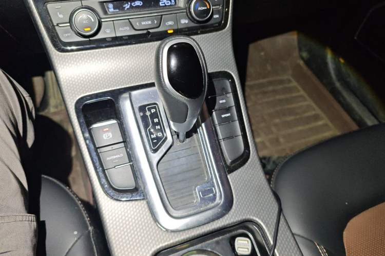 Used Geely Auto Emgrand GS 2017 Elegant Edition 1.3T Automatic Smart Connectivity Model Gear Lever