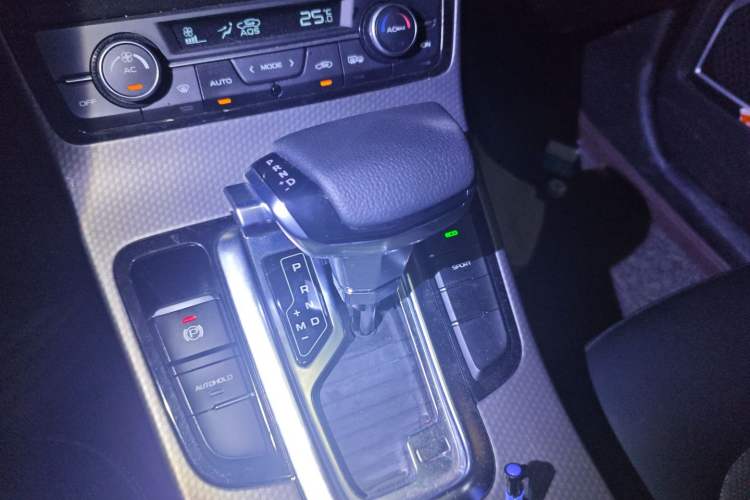 Used Geely Auto Emgrand GS 2017 Sport Edition 1.3T Automatic Smart Connectivity Model Gear Lever