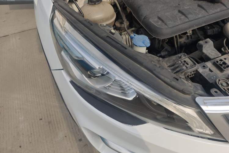 Used Geely Auto Emgrand GS 2017 Sport Edition 1.3T Automatic Smart Connectivity Model Right Front Headlight
