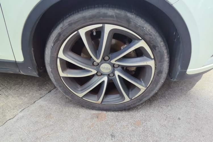 Used Geely Auto Emgrand GS 2017 Elegant Edition 1.3T Automatic Smart Connectivity Model Right Front Wheel Hub