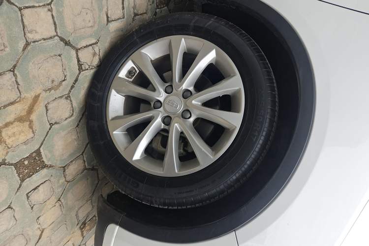 Used Geely Auto Emgrand GS 2017 Elegant Edition 1.3T Automatic Smart Connectivity Model Right Front Wheel Hub