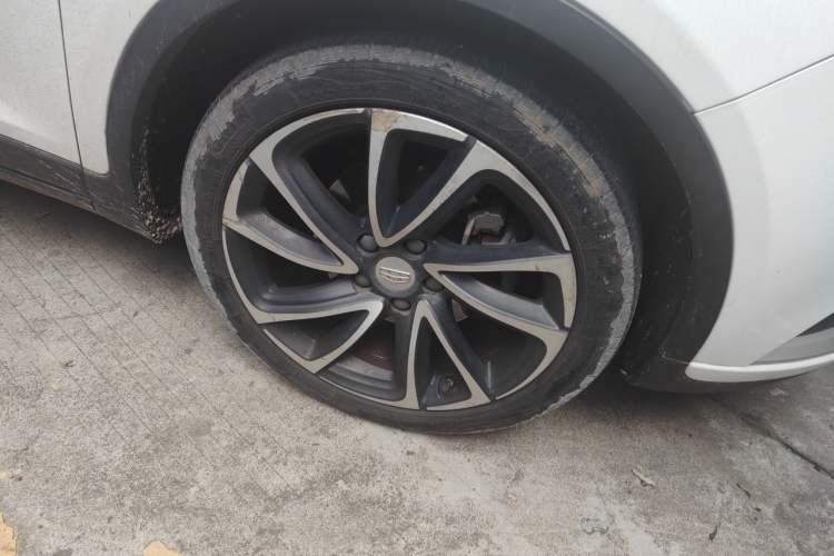 Used Geely Auto Emgrand GS 2017 Elegant Edition 1.3T Automatic Smart Connectivity Model Right Front Wheel Hub