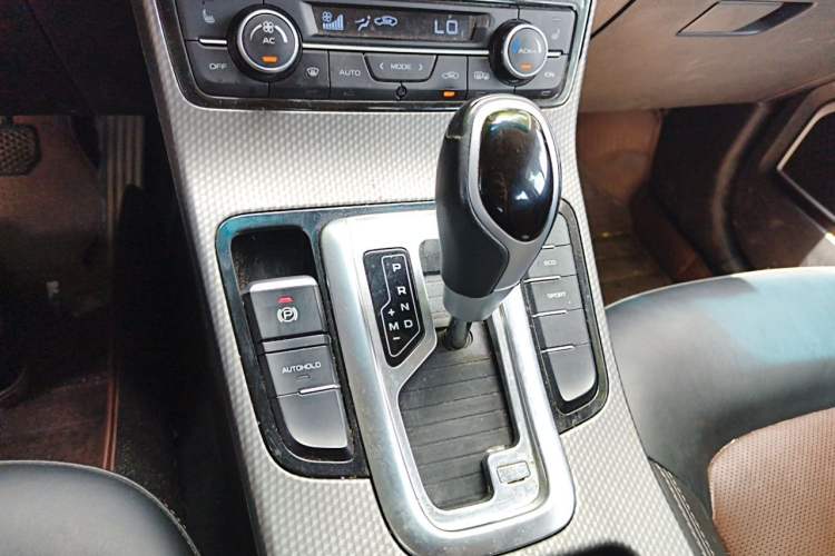 Used Geely Auto Emgrand GS 2017 Elegant Edition 1.3T Automatic Smart Connectivity Model Gear Lever