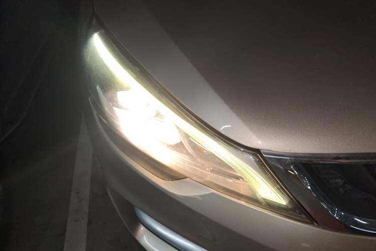 Used Geely Auto Emgrand GS 2017 Sport Edition 1.3T Automatic Smart Connectivity Model Right Front Headlight