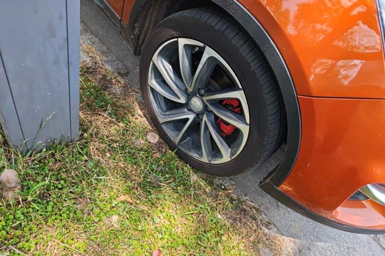 Used Geely Auto Emgrand GS 2017 Elegant Edition 1.3T Automatic Smart Connectivity Model Right Front Wheel Hub