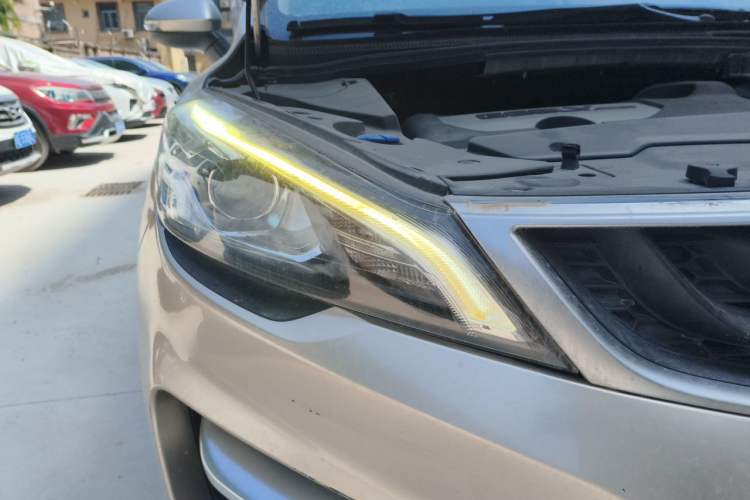 Used Geely Auto Emgrand GS 2018 Sport Edition 1.8L Automatic LingShang Model Right Front Headlight