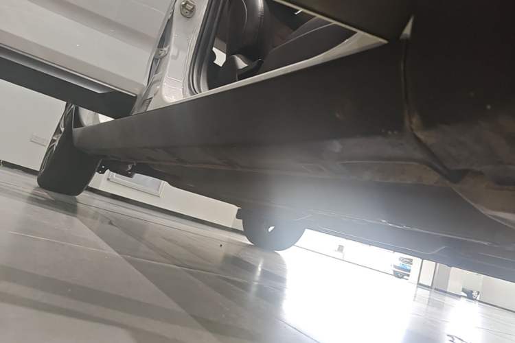 Used Geely Auto Emgrand GS 2018 Lingchao Edition 1.4T Automatic ZhenShang Smart Connectivity Model Right Side Sill