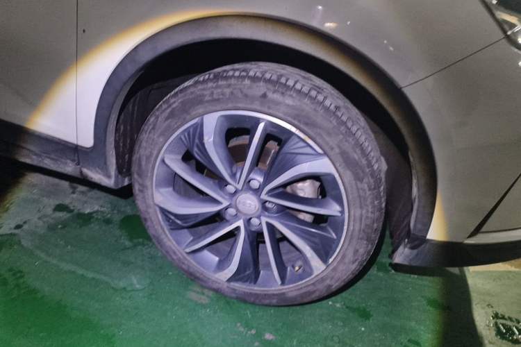 Used Geely Auto Emgrand GSe 2019 500 ZhenShang Edition Right Front Wheel Hub