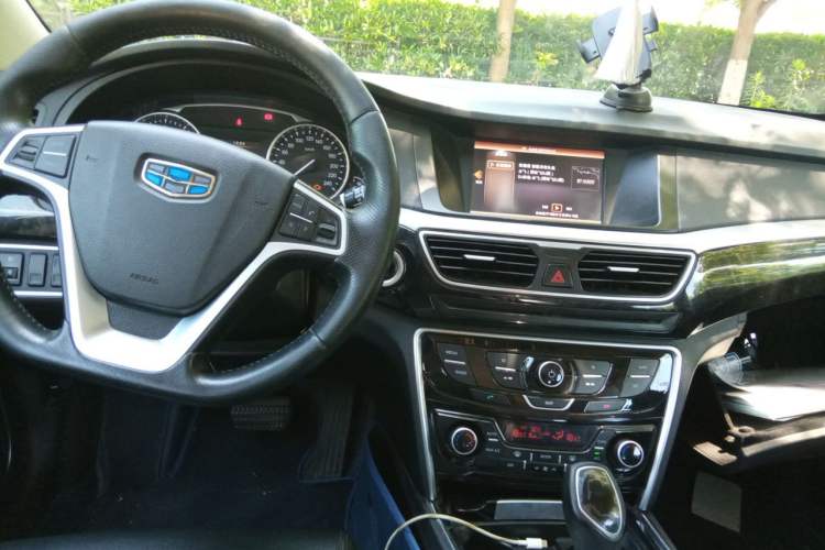 Used Geely Auto Emgrand GT 2015 2.4L Comfort Model Center Console