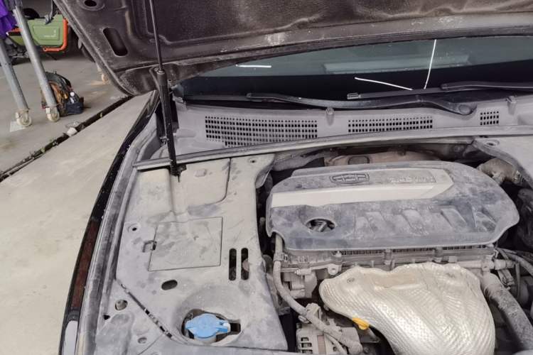 Used Geely Auto Emgrand GT 2015 2.4L Comfort Model Engine Bay Right