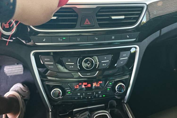 Used Geely Auto Emgrand GT 2015 1.8T Flagship Model Gear Lever