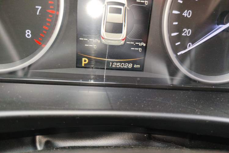 Used Geely Auto Emgrand GT 2015 1.8T Flagship Model Odometer Close Up