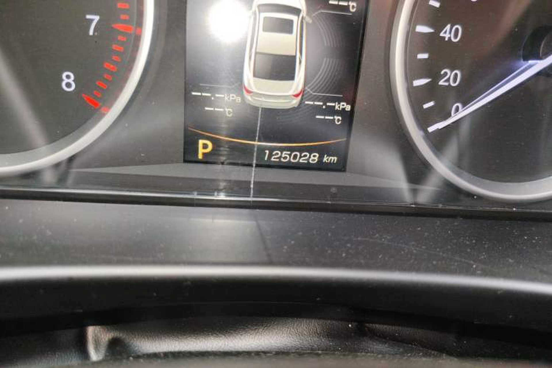 Used Geely Auto Emgrand GT 2015 1.8T Flagship Model Odometer Close Up