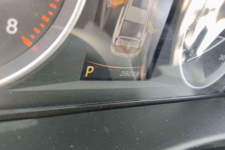 Used Geely Auto Emgrand GT 2015 2.4L Comfort Model Odometer Close Up