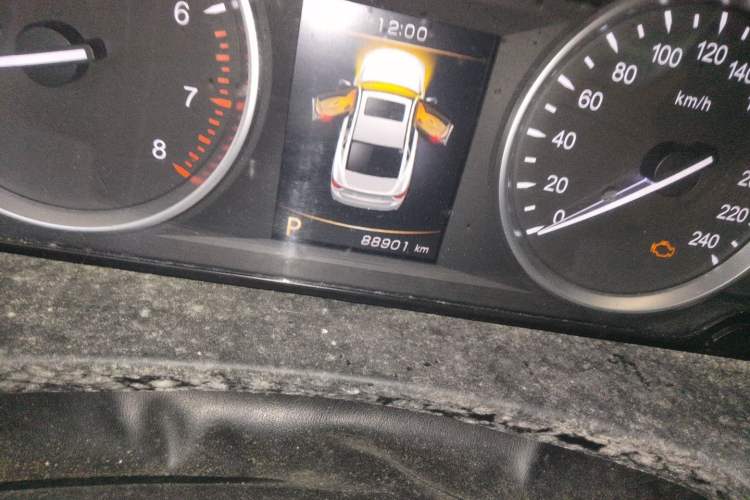 Used Geely Auto Emgrand GT 2015 1.8T Flagship Model Odometer Close Up