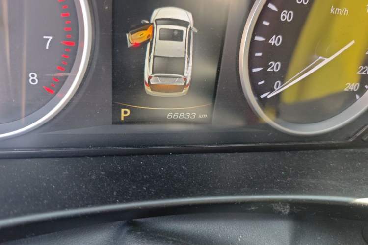 Used Geely Auto Emgrand GT 2015 Diplomatic Limited Edition 1.8T Premium Model Odometer Close Up