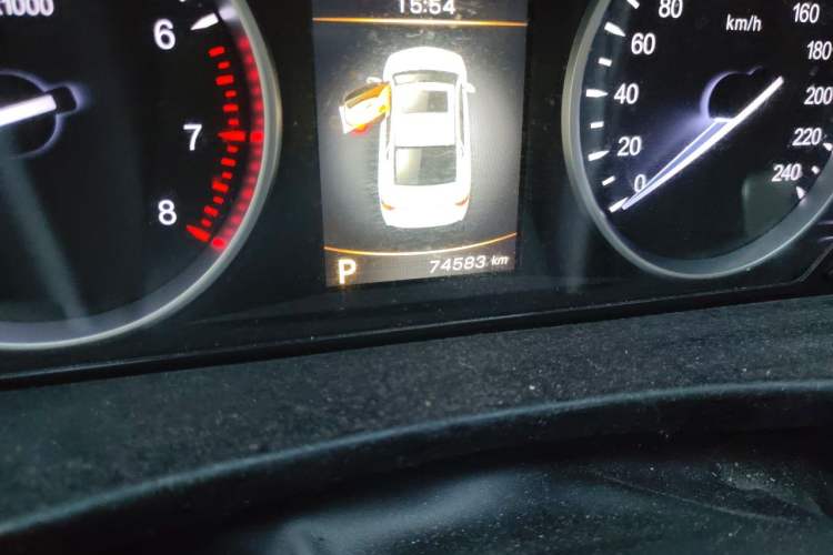 Used Geely Auto Emgrand GT 2015 1.8T Flagship Model Odometer Close Up