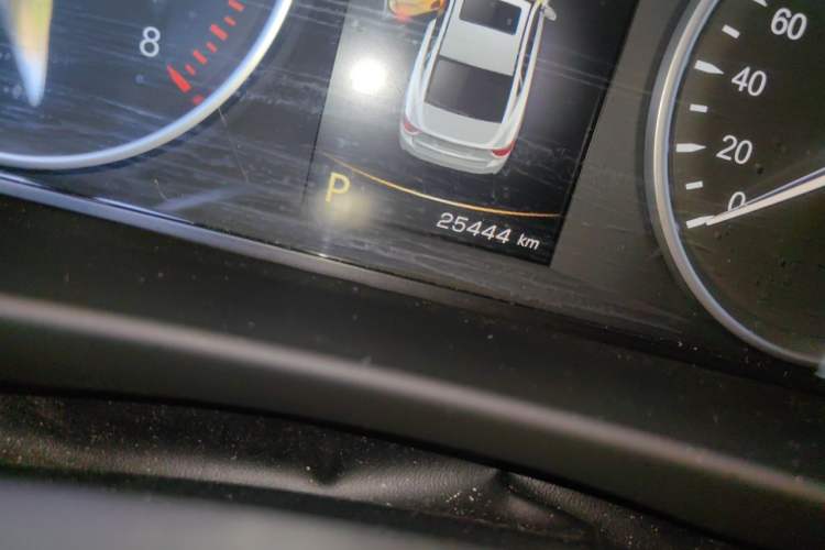 Used Geely Auto Emgrand GT 2015 1.8T Flagship Model Odometer Close Up