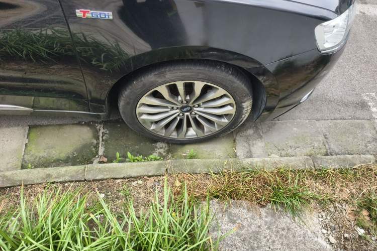 Used Geely Auto Emgrand GT 2015 1.8T Flagship Model Right Front Wheel Hub