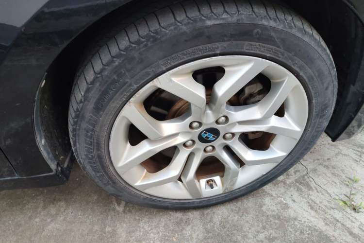 Used Geely Auto Emgrand GT 2015 1.8T Flagship Model Right Front Wheel Hub