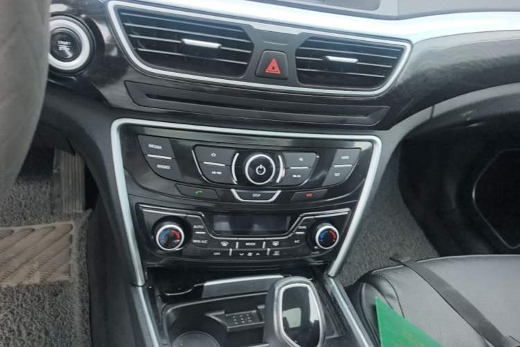 Used Geely Auto Emgrand GT 2015 1.8T Premium Model Audio And AC Panel