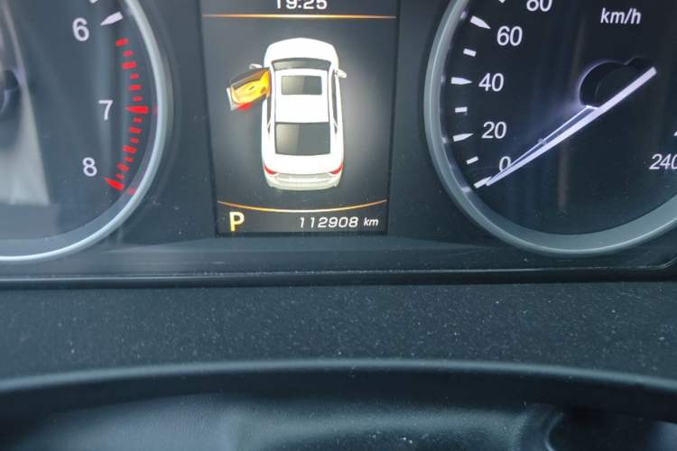 Used Geely Auto Emgrand GT 2015 1.8T Flagship Model Odometer Close Up
