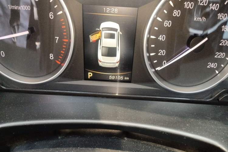 Used Geely Auto Emgrand GT 2015 1.8T Premium Model Odometer Close Up