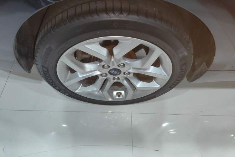 Used Geely Auto Emgrand GT 2015 1.8T Flagship Model Right Rear Wheel Hub