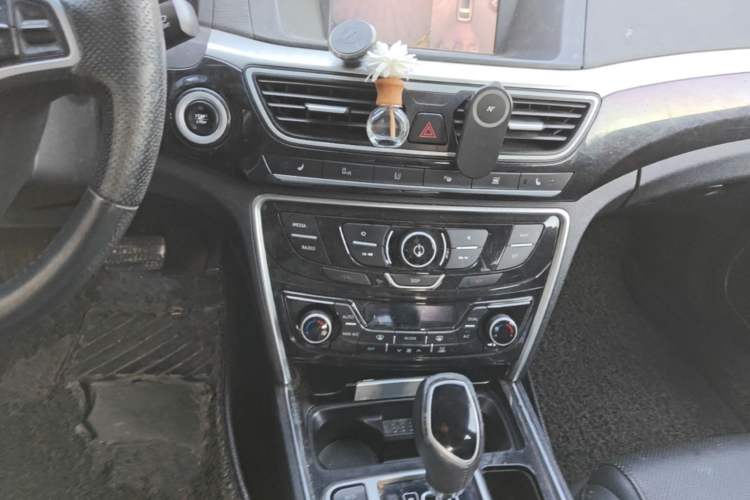 Used Geely Auto Emgrand GT 2015 1.8T Flagship Model Audio And AC Panel
