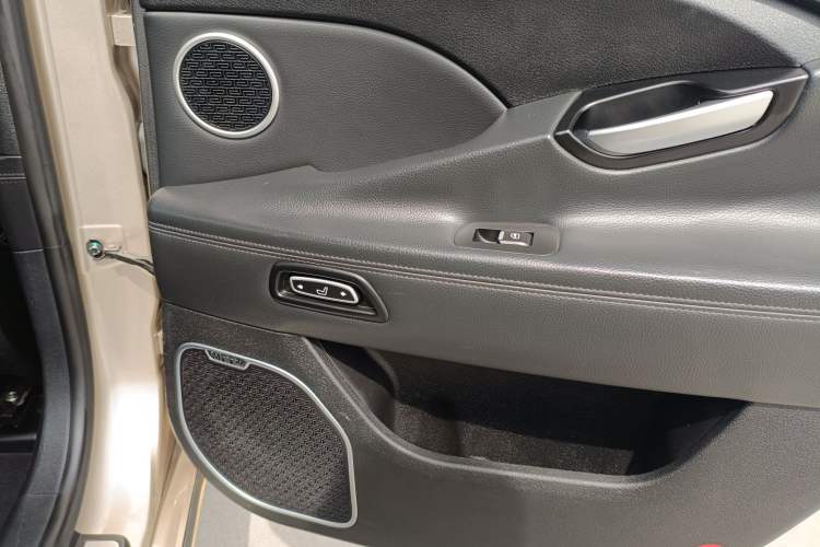 Used Geely Auto Emgrand GT 2015 1.8T Flagship Model Interior 1