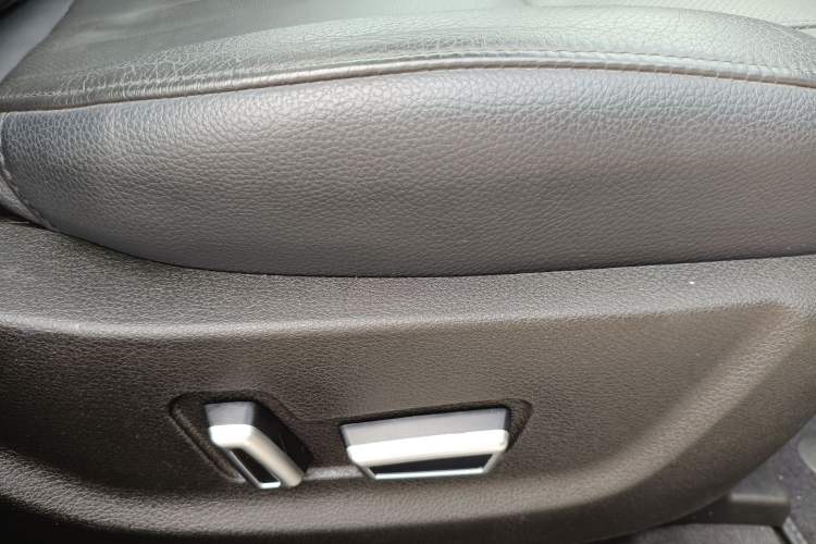 Used Geely Auto Emgrand GT 2015 1.8T Flagship Model Interior 3