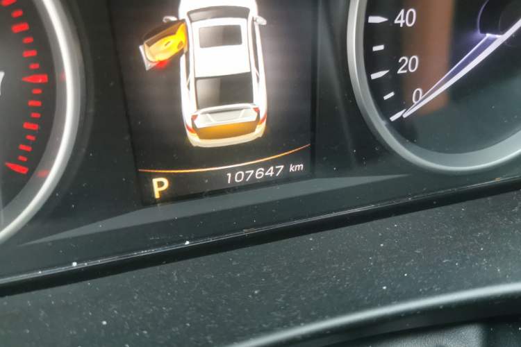 Used Geely Auto Emgrand GT 2015 1.8T Flagship Model Odometer Close Up