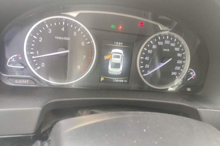 Used Geely Auto Emgrand GT 2015 1.8T Comfort Model Odometer Close Up