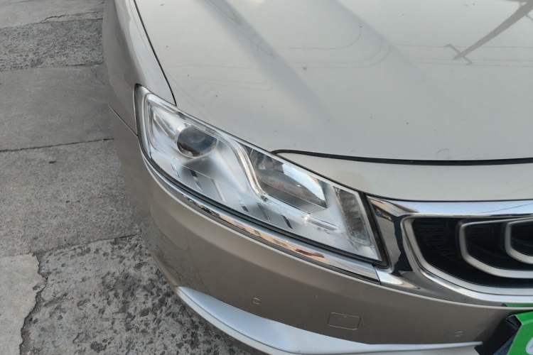 Used Geely Auto Emgrand GT 2015 1.8T Flagship Model Right Front Headlight