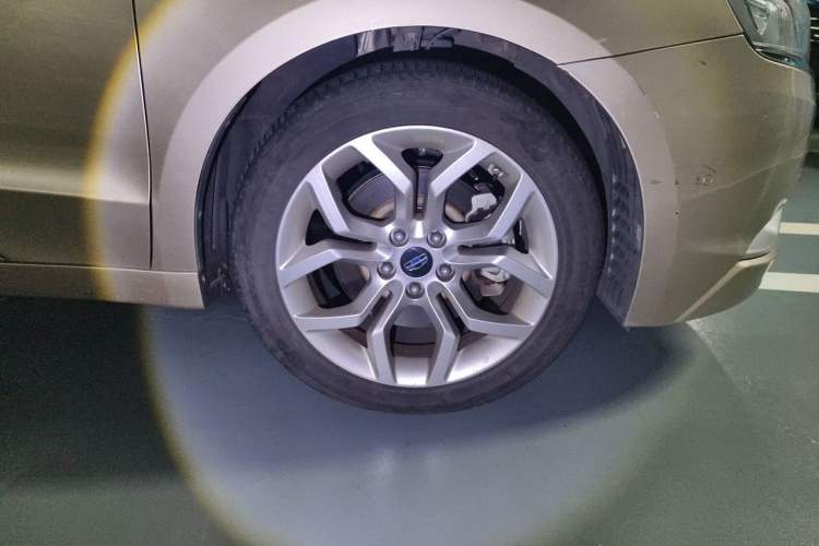 Used Geely Auto Emgrand GT 2015 1.8T Flagship Model Right Front Wheel Hub