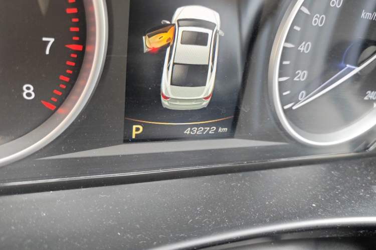 Used Geely Auto Emgrand GT 2015 2.4L Comfort Model Odometer Close Up