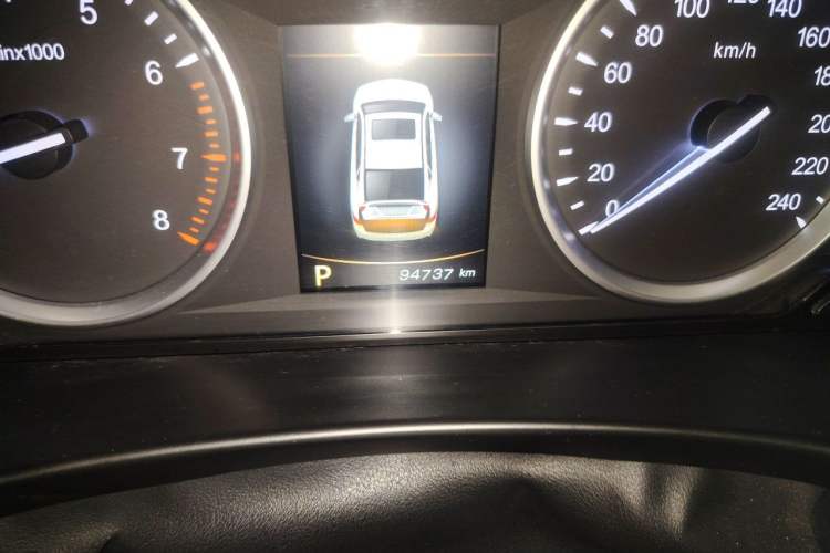 Used Geely Auto Emgrand GT 2015 1.8T Flagship Model Odometer Close Up