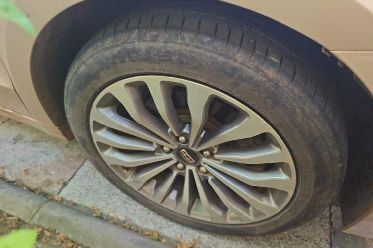 Used Geely Auto Emgrand GT 2015 1.8T Flagship Model Right Front Wheel Hub