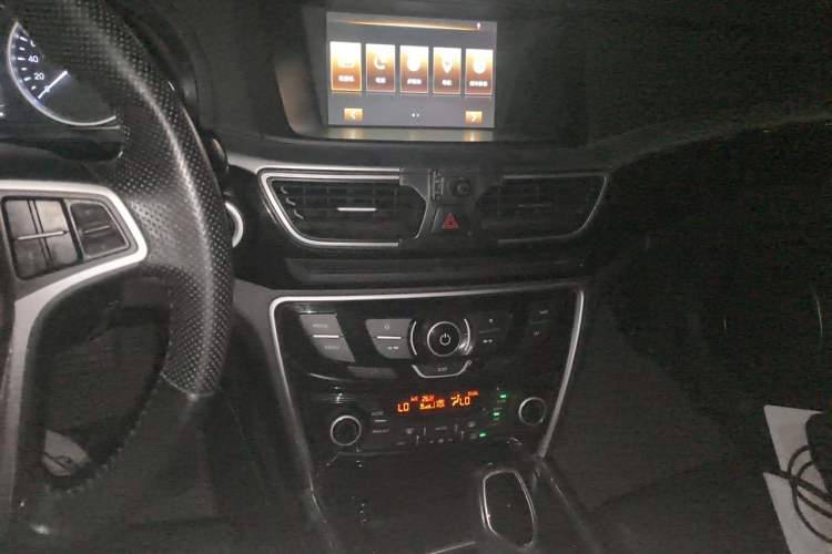 Used Geely Auto Emgrand GT 2015 1.8T Premium Model Audio And AC Panel