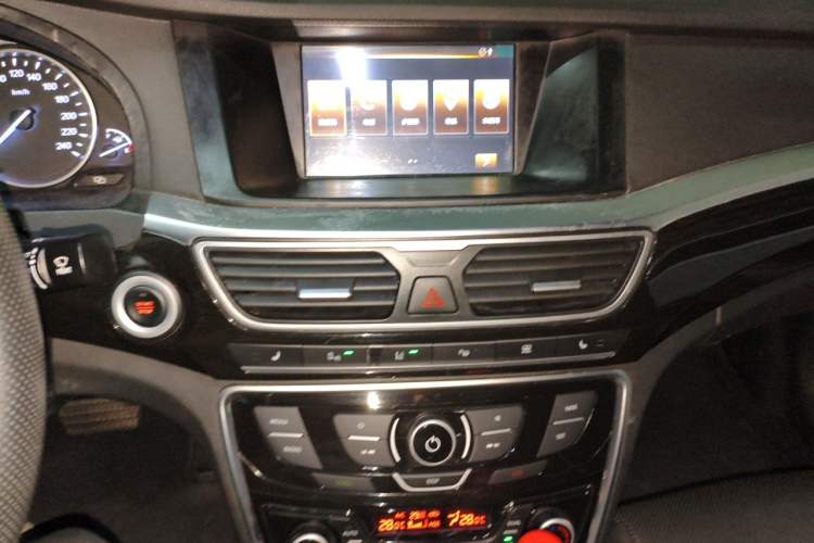 Used Geely Auto Emgrand GT 2015 1.8T Flagship Model Audio And AC Panel